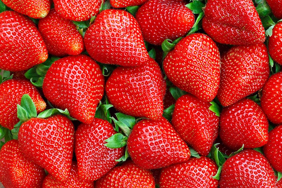 Erdbeeren und anderes Obst bei REWE
